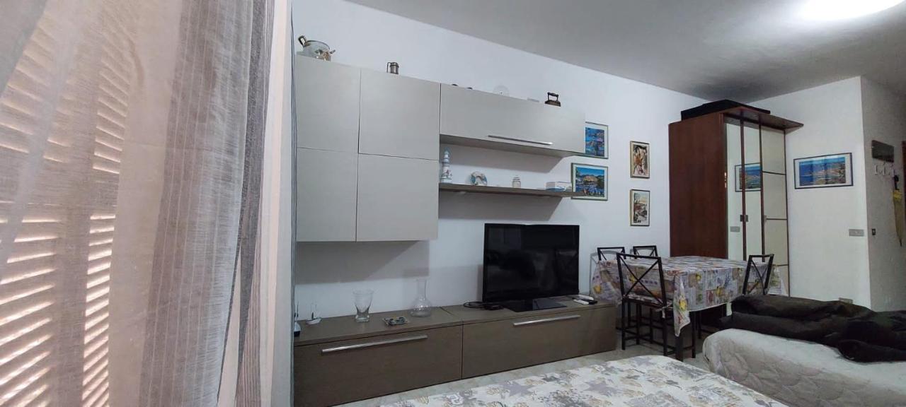 Ampio Monolocale Con Terrazzo - A 2 Passi Dal Mare Lägenhet Latte Exteriör bild