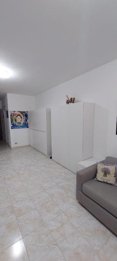 Ampio Monolocale Con Terrazzo - A 2 Passi Dal Mare Lägenhet Latte Exteriör bild